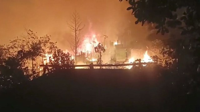 Massive Fire Guts Over 450 Houses in Rohingya Camp in Ukhia