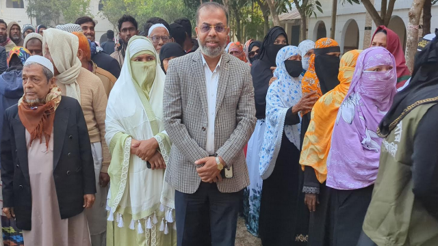 BNP Candidate Casts Vote Early, Raises Concern Over Alleged Vote Buying in Bagerhat-3