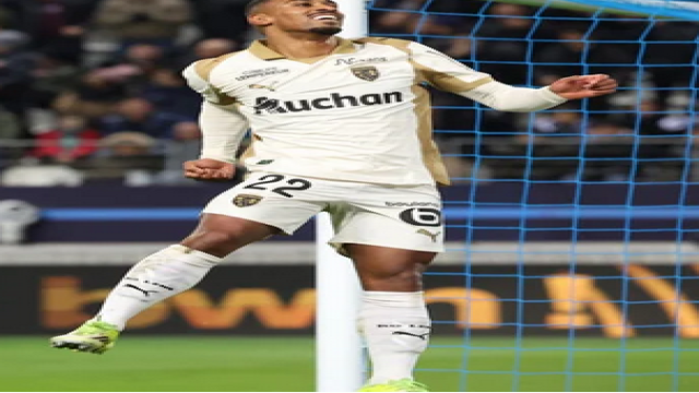 Lens Go Top of Ligue 1 After 5-0 Rout, Marseille Held Late