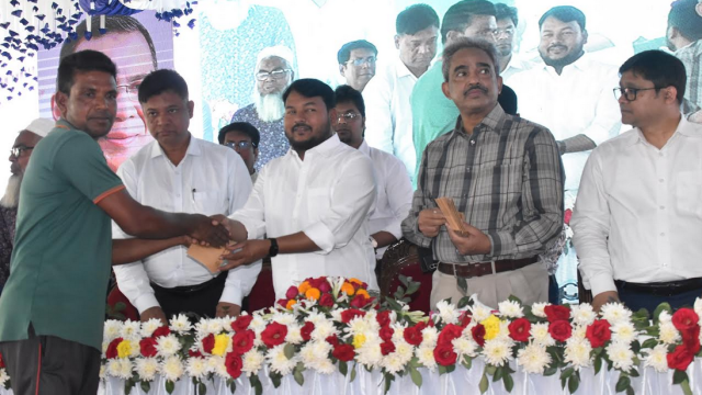 PM distributes Eid gifts to Rajshahi cleaners