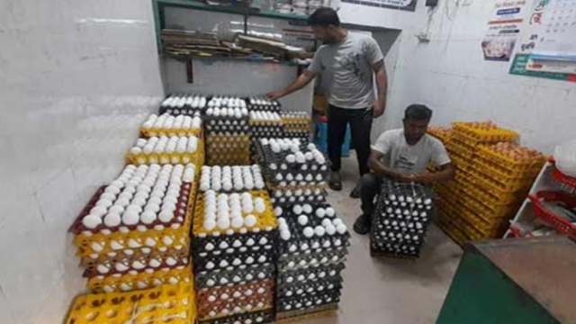 Farmers warn of crisis as poultry market squeezed by syndicates