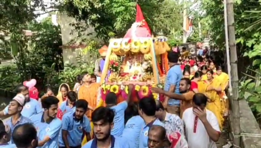 Hundreds participate in the vibrant Rath Yatra festival procession in Kalapara, celebrating with drums and conch shells. Photo: Voice7 News