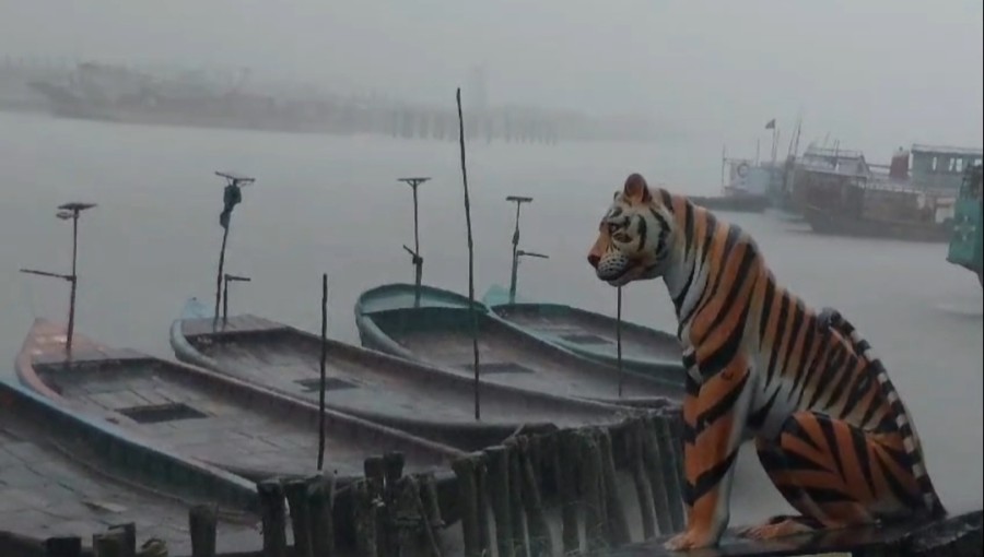 "Fertilizer-laden ships docked at Mongla Port remain inactive as Signal No. 3 is raised, following the depression over the Bay of Bengal." Photo: V7N