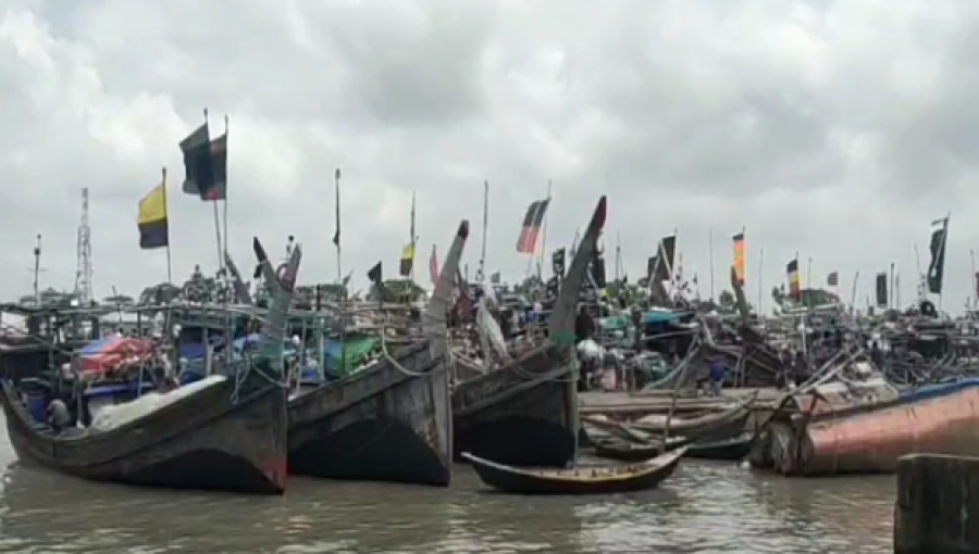 Heavy rainfall and rough seas near Kuakata as fishermen take shelter with their trawlers at Mohipur due to a deep depression over the Bay of Bengal. Ports are on high alert with cautionary signal No. 3 hoisted. Photo: V7N