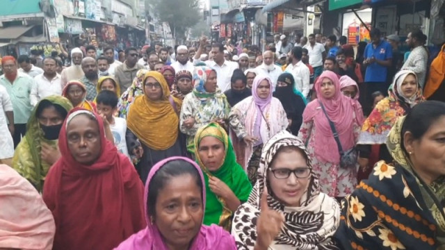 BNP leaders and activists march during a protest rally in Mongla, demanding the removal of UNO Afia Sharmin. The rally culminated in a demonstration at the town's municipal market.