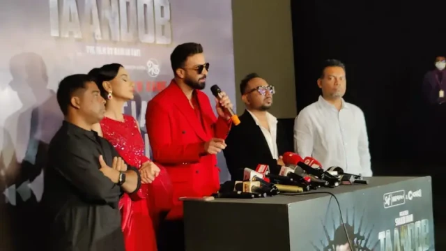 Shakib Khan addresses the audience at the special screening of Tandob at Sony Cineplex, Dhaka, condemning piracy in Bangladeshi cinema.