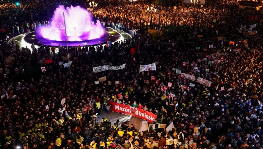 100,000 Protest in Valencia Over Government Response to Deadly Floods