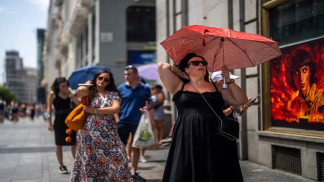 A Spanish woman went out with an umbrella because of the hot weather.