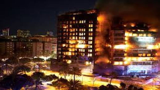 After a fire Spanish apartment building, 4 died & 14 missing