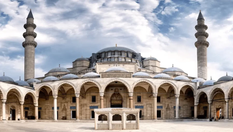 The Süleymaniye Mosque served as a multipurpose facility called a külliye in addition to being a house of worship.