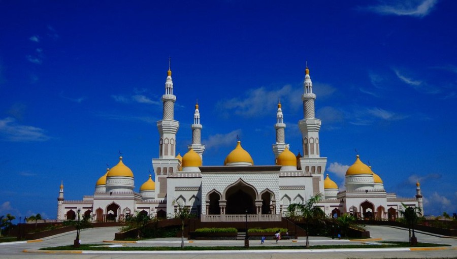 Located in the lively urban environment of Cotabato in the Philippines, the Sultan Haji Hassanal Bolkiah Masjid, also called the Grand Mosque of Cotabato.