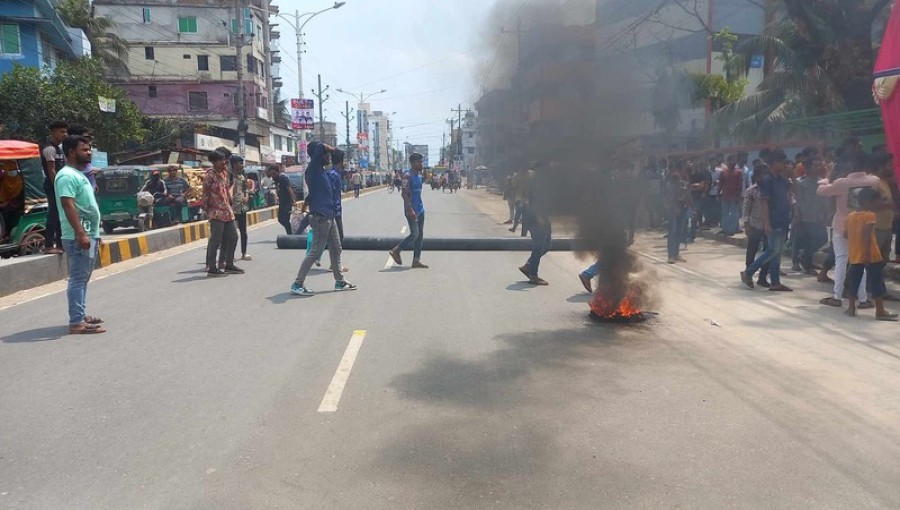 On Wednesday, students protested and stopped the admission process and blocked Khanjahan Ali road. Photo voice7news