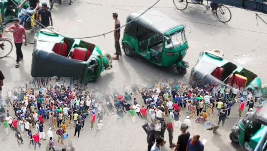 Clash erupts between traders and CNG drivers in Sylhet's Bandar Bazar area, resulting in 25 injuries and significant property damage.