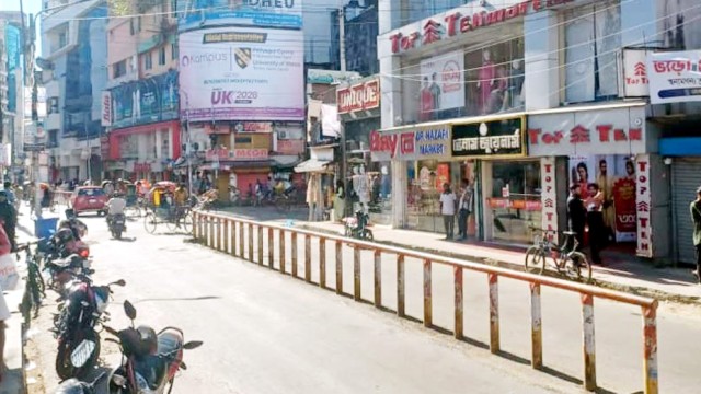 Pedestrians and rickshaw pullers struggle under the blazing sun in Sylhet as temperatures soar, with a “feels like” reading close to 50°C.