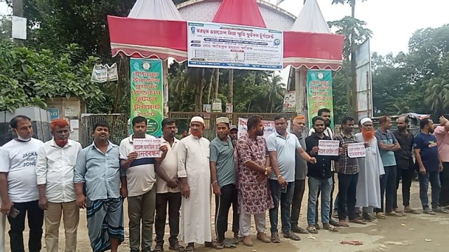 Hundreds of devout locals gather near Nagarpur Government College on June 29 to protest the vandalism of the mosque foundation stone and demand swift construction of the model mosque. Photo: V7N