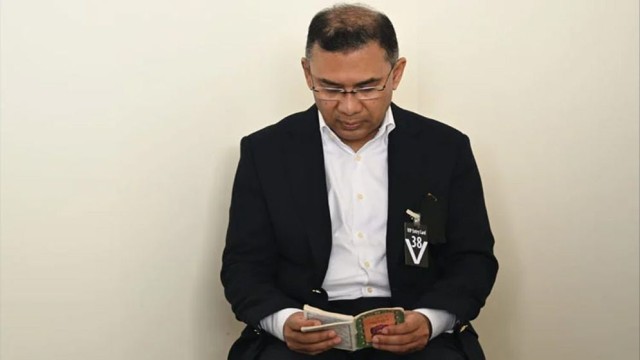 Tarique Rahman Recites Quran Beside Khaleda Zia’s Body at Gulshan Residence