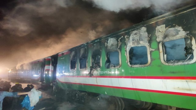 4 killed as passenger train torched in Dhaka's Gopibagh