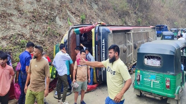 20 injured as passenger bus loses control and overturns on Rangamati-Chittagong road