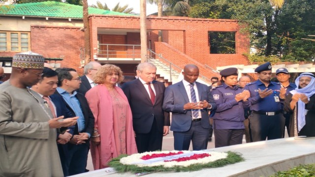 The emissaries remained silently next to the mausoleum for a while after placing wreaths at it.