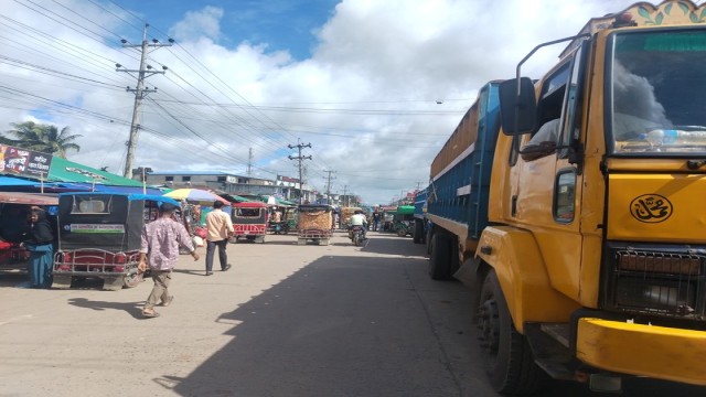 Traffic resumes on the Cox’s Bazar-Teknaf highway after a 10-hour blockade by dismissed teachers demanding reinstatement and fair employment in Rohingya camp education programs.