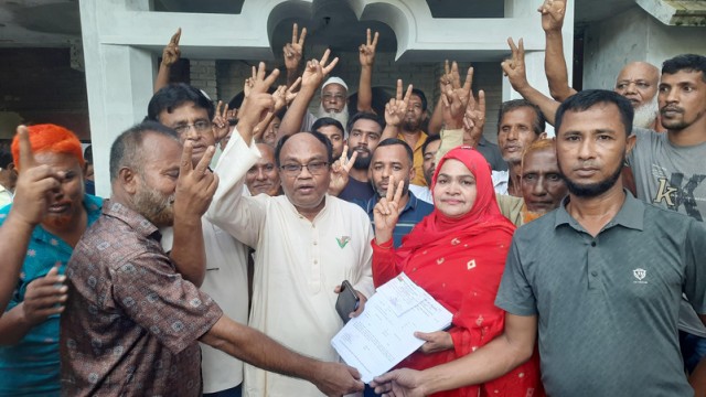 BNP leaders and activists gather at the Mongla party office to collect nomination forms ahead of the upcoming municipal council, the first in 20 years.