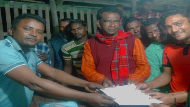 Former Awami League leader Motiar Rahman Moral, wearing a red muffler, pictured in Mongla amid controversy over his alleged joining of the National Citizen Party (NCP).