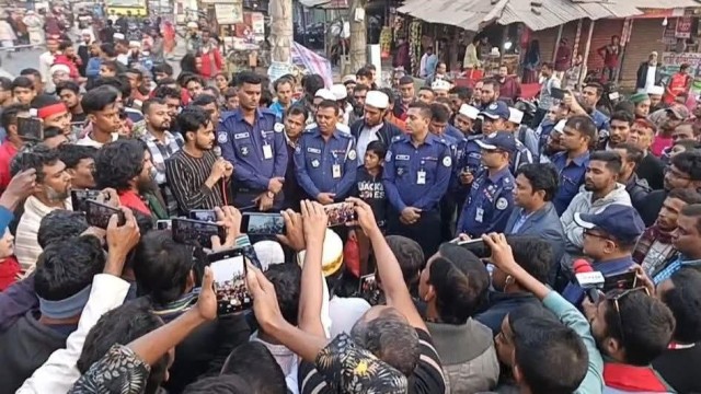 Students Block Barishal–Khulna Highway in Jhalokathi Over Osman Hadi Killing