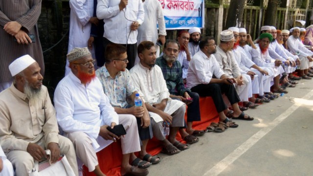 Private MPO-affiliated teachers stage a peaceful work stoppage in Narsingdi and submit a memorandum demanding salary and allowance increases.
