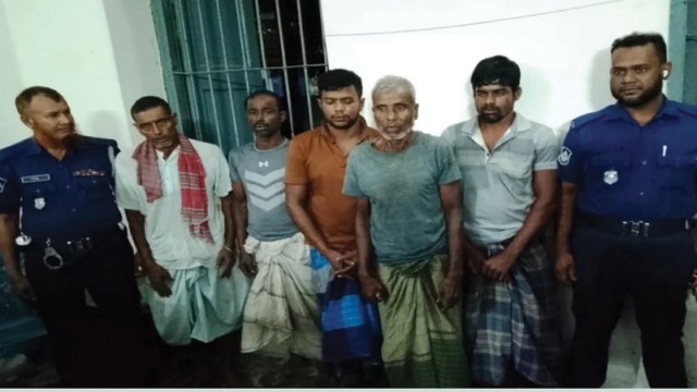 Injured army soldier Prashanta Baidya being taken to hospital after a brutal hammer attack in Nayanagar, Madaripur, following his objection to loud music played on a boat; five suspects have been arrested. (Photo: V7N)