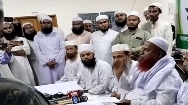 Members of various Islamic organizations protest against derogatory remarks made about imams during a press conference in Madaripur on July 8, 2025. (Photo: V7N)