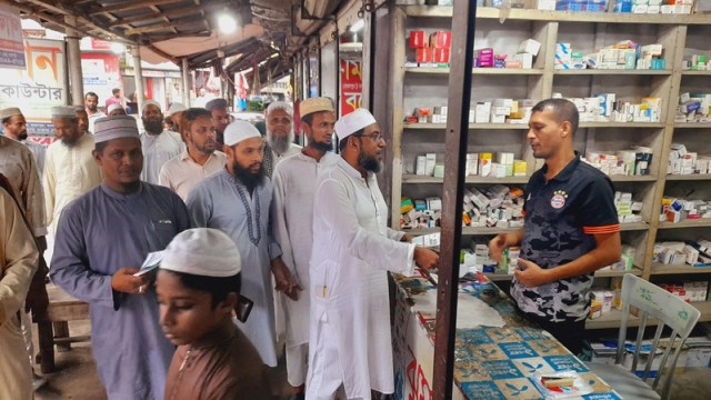 Jamaat leaders and activists seen conducting door-to-door campaign in Rajapur, Jhalokathi. (Photo: V7N)
