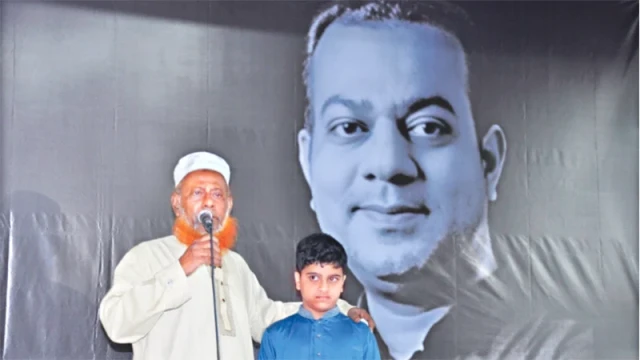 Mamun Reza’s father Sardar Kawsar Ali speaks at his memorial on Wednesday, joined by his son Jawad Reza, as loved ones remember the late Samakal Khulna Bureau Chief.