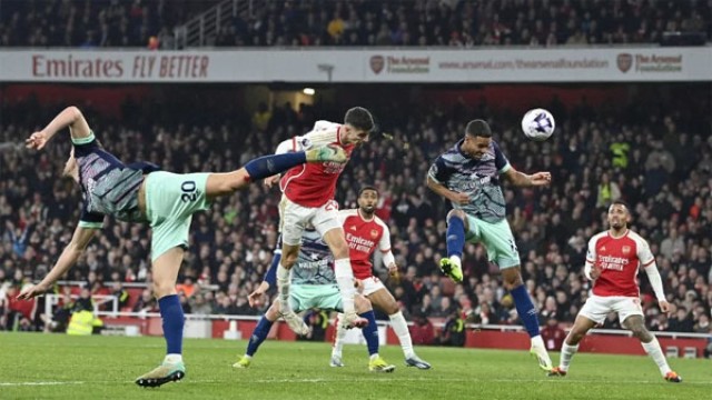 Arsenal Claims Top Spot in Premier League Drama