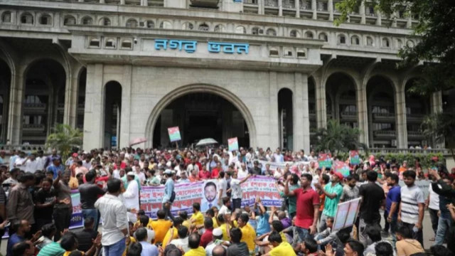 "Supporters of Ishraque Hossain gather outside Nagar Bhaban, demanding his appointment as DSCC mayor."
