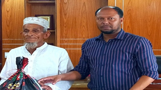 PIO distributes relief among fire‑affected families in Kanthalia’s Amua Union, pledges continued rehabilitation support.