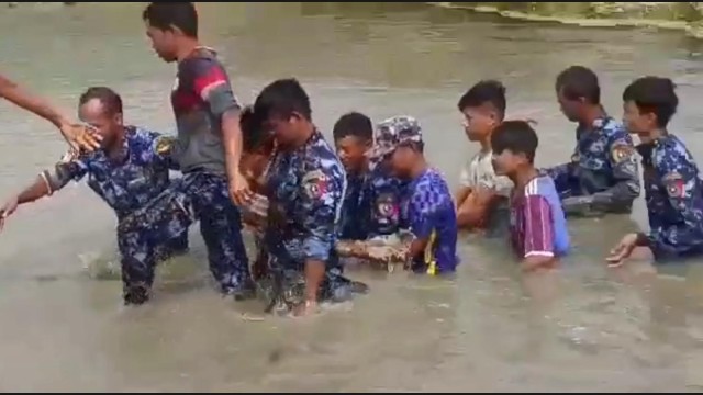 Myanmar, 63 BGP forces are entering the Teknaf border through Hoikung.