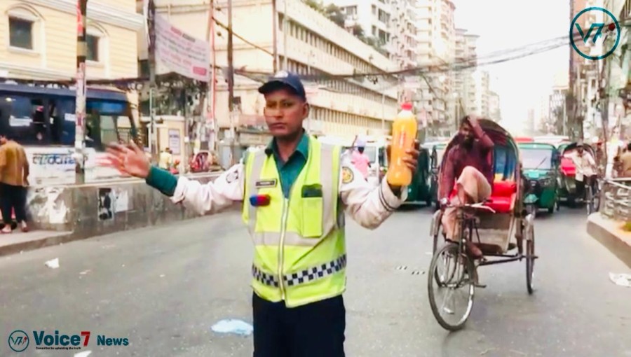 Traffic Police on the road: Iftar in one hand & signal with another