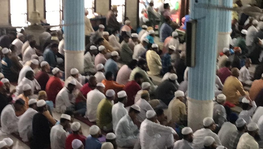 Huge crowds gather on first Friday of Ramadan