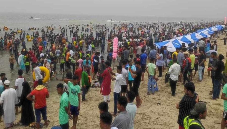 Tourists began arriving in Kalatali, Sugandha, and Labani spots on the beach in the morning after visiting the beach. As the day wore on, more people arrived.