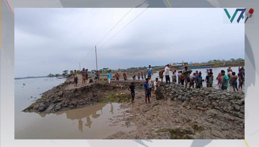 Local villagers in Khulna struggle to repair dams as floodwaters continue to rise after Cyclone Rimal. Photo: Voice7 News