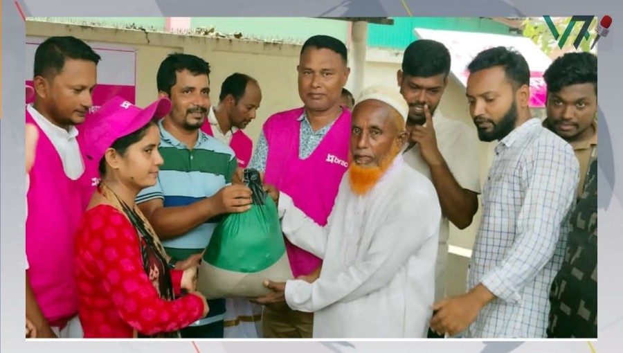 Brac representatives distribute essential food supplies to families affected by Cyclone Remal in Kalapara, Patuakhali. Photo: Voice7 News