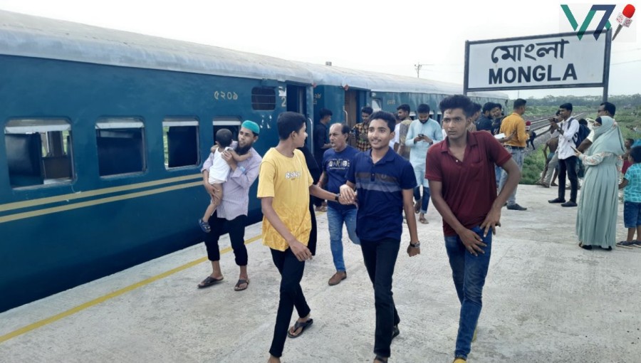 Passengers disembark from the Betna Express train as it arrives at Mongla Port, marking a significant milestone in the region's transportation network. Photo: A H Sumon//Mongla
