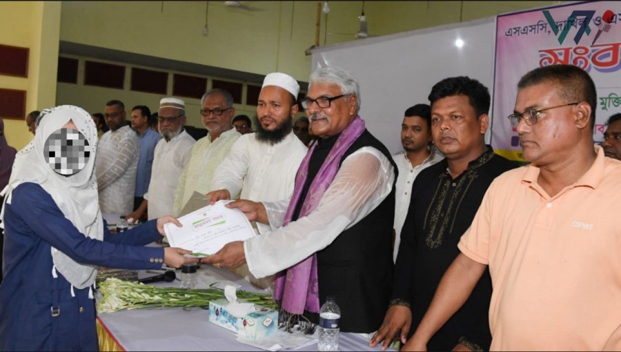Deputy Speaker Shamsul Haque Tuku addressed the students at the appreciation ceremony for the successful candidates, honoring them. The picture was taken on Saturday afternoon in Sathia, Pabna. Photo: Voice7 News