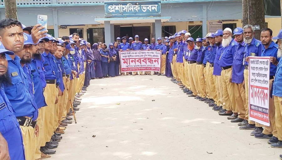 Protest against terrorist attack on village police in Muradnagar