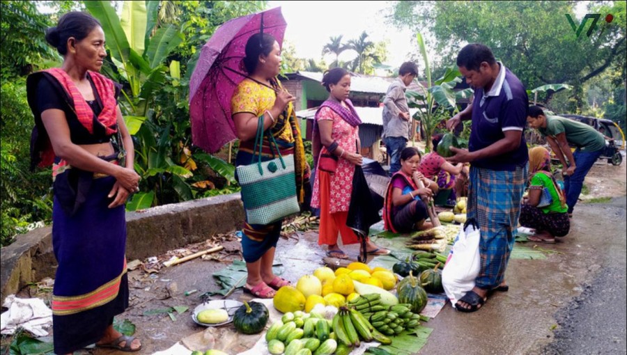 Women from the hills of Khagrachari selling fresh, pesticide-free vegetables and fruits at the bustling Madhupur market, a daily hub for health-conscious buyers seeking natural produce. Photo: Voice7 News