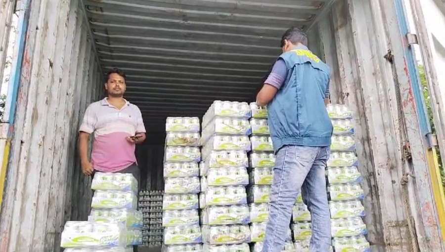 Kalapara Narcotics Control Department members seized 26,880 cans of banned Chinese beer and arrested three youths at the Patuakhali toll plaza. Photo: Voice7 News