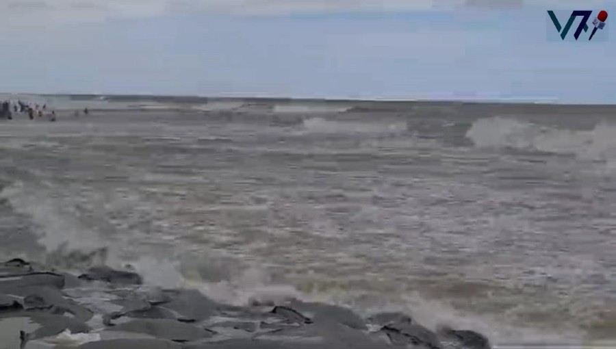 Storm clouds gather over the Bay of Bengal near Kuakata as a low-pressure system brings turbulent weather and increased wind intensity.  Photo: Voice7 News