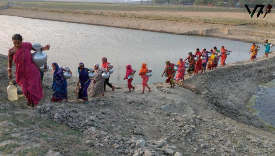 Women in coastal Bangladesh endure long journeys to collect safe drinking water due to contamination from arsenic and salinity. Photo: Voice7 News