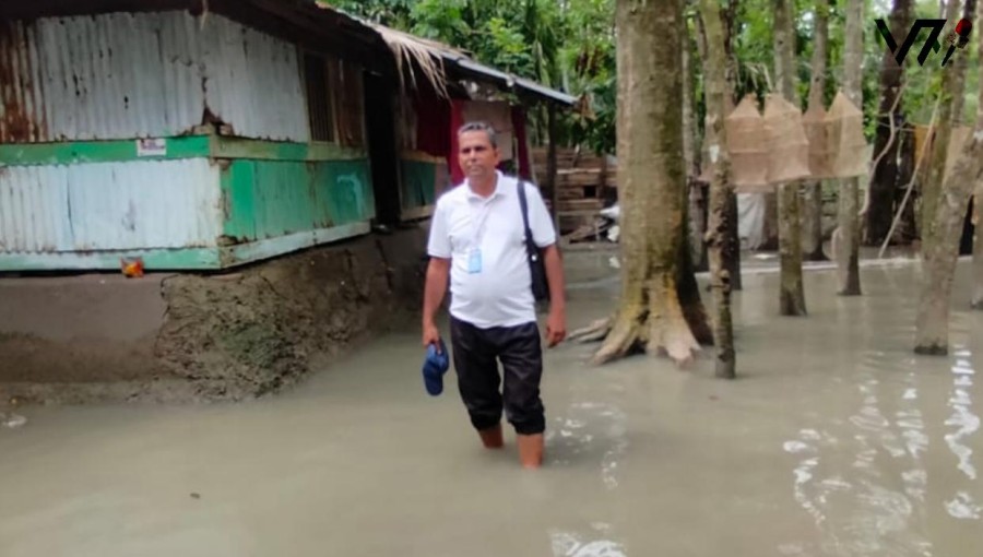Residents in West Mithakhali village face daily struggles with flooding caused by broken embankments, as captured by Voice7 News correspondent in Pirojpur. Photo: Voice7 News