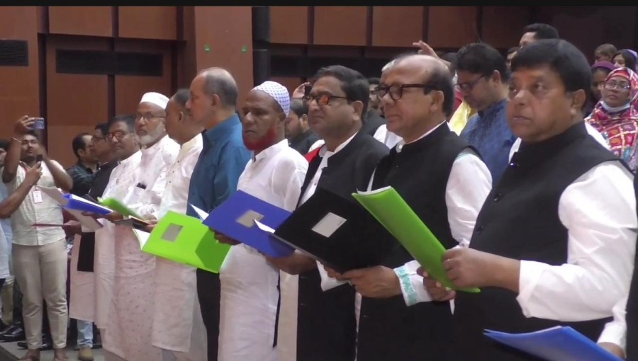 Newly elected representatives from 18 Upazilas in Rangpur Division take their oaths during a ceremony at the Rangpur Shilpakala Academy auditorium, administered by Divisional Commissioner Md. Zakir Hossain. Photo: Voice7 News